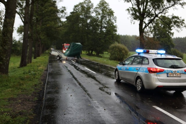 2 osoby podróżujące Oplem trafiły do szpitala.