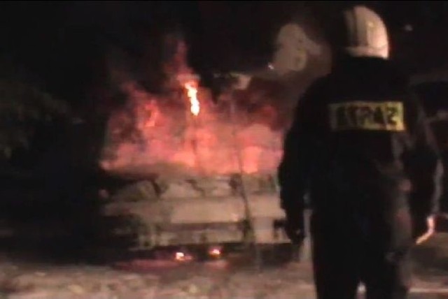 Stopklatka z filmu z miejsca pożaru samochodu nadesłanego przez Czytelnika.