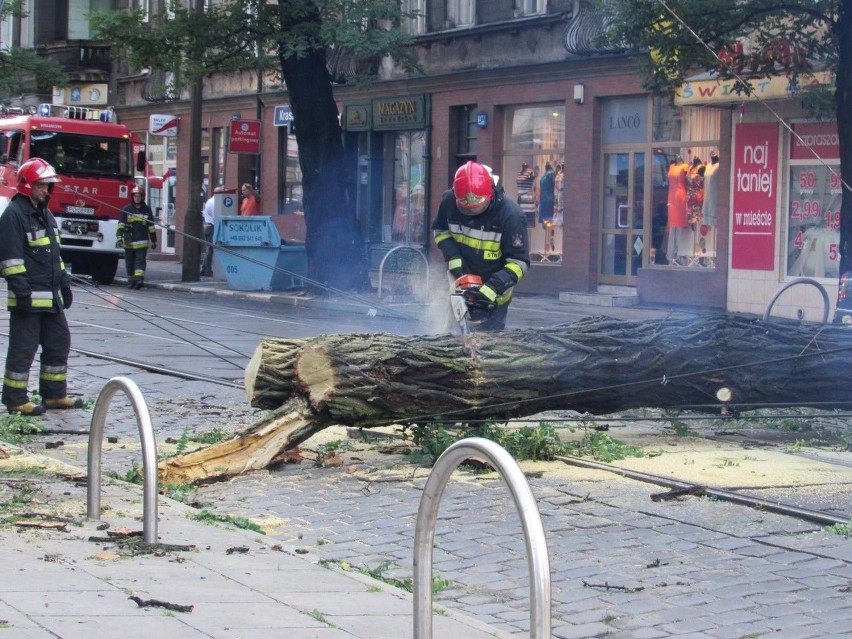 Zniszczenia po nawałnicy na Kraszewskiego. Strażacy usuwali...