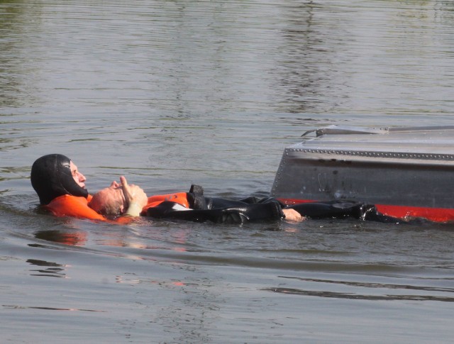 Jednym z zadań podczas ćwiczeń było odholowanie na brzeg człowieka, który wypadł z łodzi.