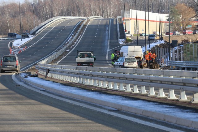 Ostatnie porządki na drodze regionalnej Racibórz – Pszczyna. Kiedy otworzą nową trasę? Zdjęcia wykonano w grudniu 2019.