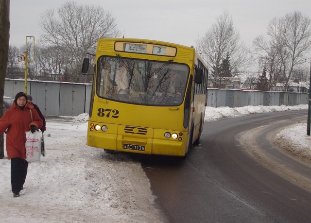 Autobus zatrzymuje się na łuku drogi, bo tam dyrekcja MZK postanowiła postawić przystanek.