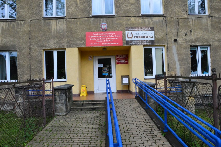 Budynek byłego szkolnego internatu w Sułkowicach