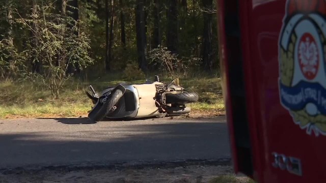 Motocyklista zginął. 37-latek jadący skuterem wypadł z drogi i uderzył w przydrożne drzewo. Na miejscu lądował Lotnicze Pogotowie Ratunkowe.