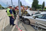 Wypadek dwóch samochodów osobowych na ul. Powstańców Śląskich we Wrocławiu. Jedno z nich wjechało w przystanek tramwajowy!