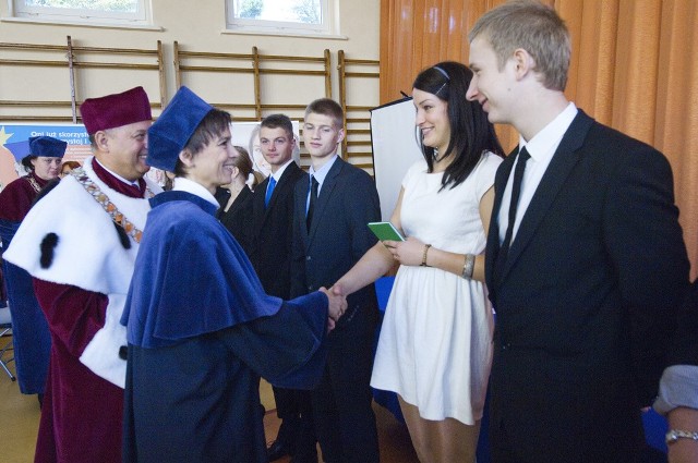 Przedstawiciele studentów I roku odebrali indeksy. W tym roku akademickim PWSZ ma 188 nowych studentów. - Jestem bardzo zadowolony z tego wyniku - mówi rektor Jan Kuriata.