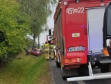 Groźny wypadek w gminie Grójec. Samochód osobowy wypadł z drogi i dachował w rowie