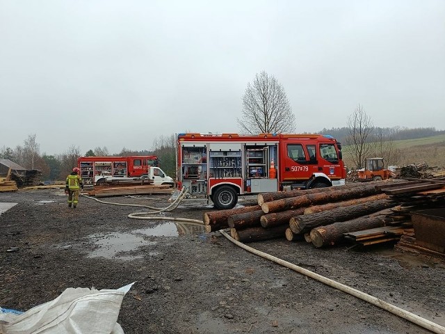 Szybkie i skuteczne działania strażaków w Trzyciążu zapobiegły rozprzestrzenieniu się pożaru