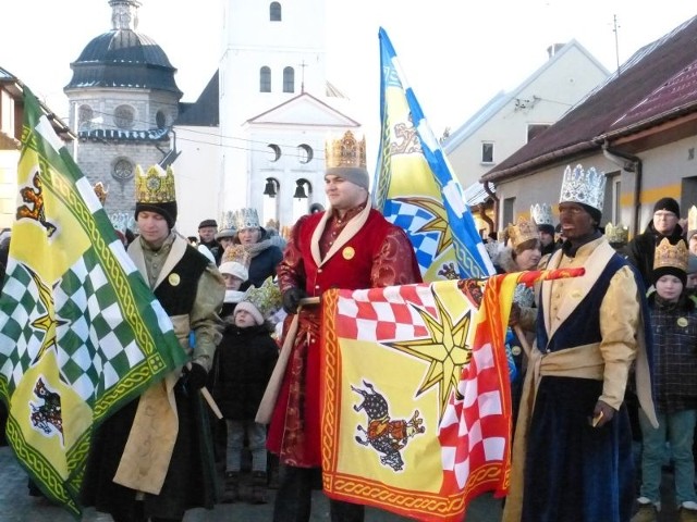 Trasa Orszaku wiodła na rynek, gdzie Trzej Mędrcy złożyli pokłon Jezuskowi w szopce.