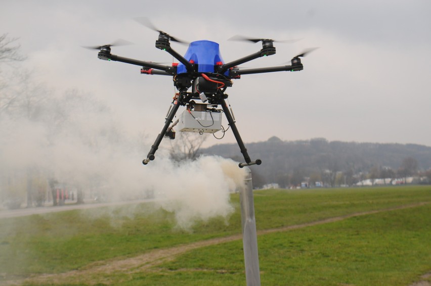 Kraków. Dron zbadał skład dymu z paleniska [WIDEO]