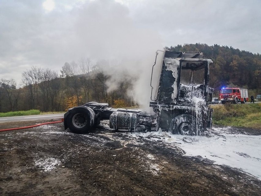 DK 75. Ciężarówka spłonęła na objeździe Justu. Nowe zdjęcia