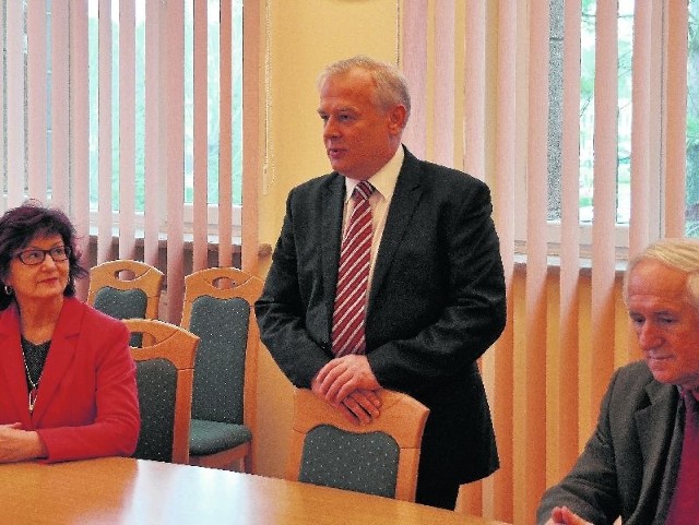 Prezes Huty Stalowa Wola Krzysztof Trofiniak na pożegnalnym spotkaniu, z boku Lidia Kołodziejska i Antoni Rusinek.