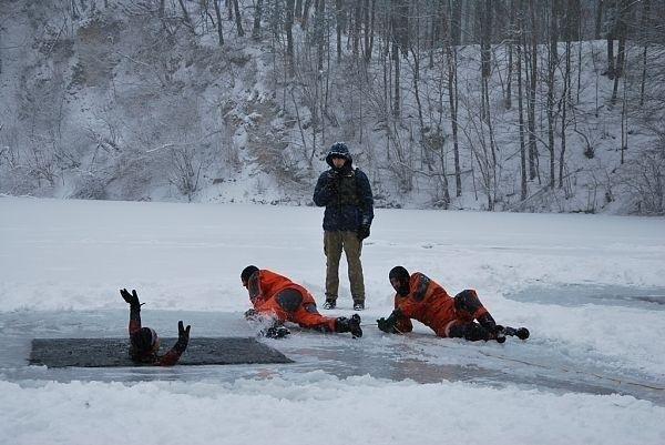 Klucze. Ćwiczenia w ratownictwie na lodzie. Potem "morsy" wskoczyły do stawu [ZDJĘCIA]