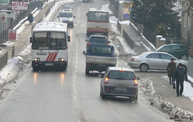 Główna część komunikacji na drogach wojewódzkich odbywa się ulicami Opatowską, Rynek i Krakowską. Alternatywna nitka komunikacyjna może powstać nawet za pięć lat.