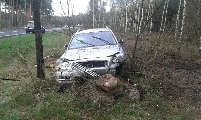 (pij)Do zdarzenia doszło w niedzielę, 17 kwietnia na trasie z Zielonej Góry do Nowogrodu Bobrzańskiego. Kierowca toyoty wpadł w poślizg i wypadł z drogi w okolicy baru Anja.Samochód na poboczu skosił kilka mniejszych drzew i uderzył jeszcze w kamienie. Na szczęście nikomu nic się nie stało.