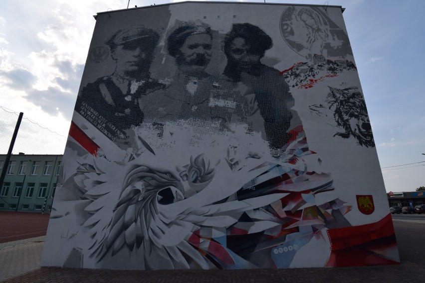 Ściana dumy z polskich bohaterów. Na budynku Zespołu Szkół w Dąbrowie Białostockiej powstał patriotyczny mural (wideo)  