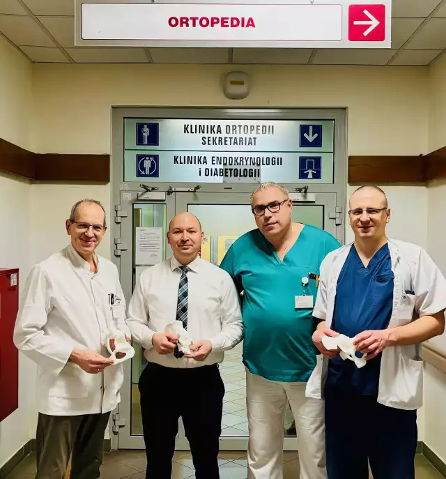 Na zdjęciu zespół ortopedów (od lewej): dr n. med. Dariusz Mątewski, dr hab. Jan Zabrzyński, prof. UMK, dr n. med. Marcin Maciejewski i dr n. med. Jakub Ohla.