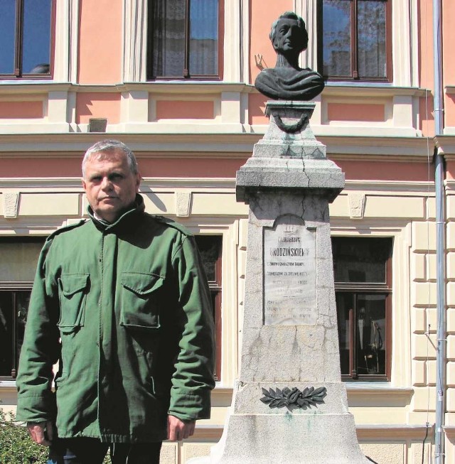 Jacek Litwin i nowo wybrana rada osiedla „Starówka” obiecują zapobiec ruinie pomnika Brodzińskiego i odnowić jego oblicze