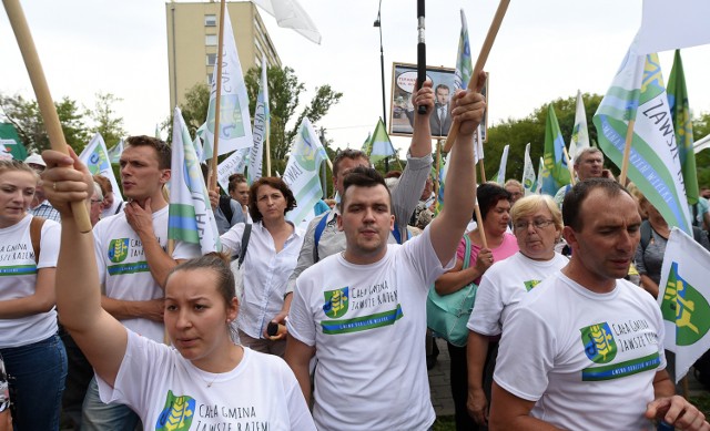 Manifestacja przeciwników powiększenia Opola w Warszawie.