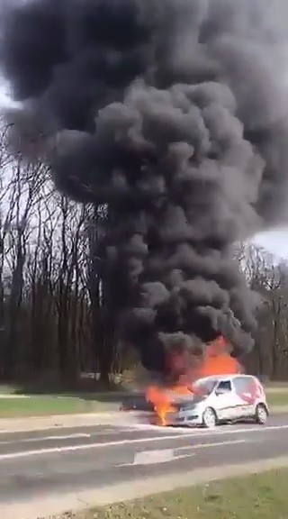 Toruń. Warsztat i samochód stanęły w ogniu