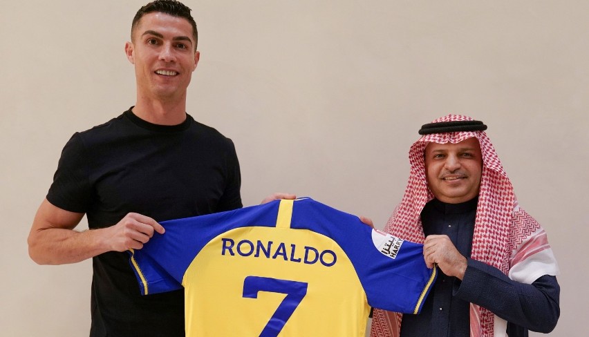 Cristiano Ronaldo prezentuje koszulkę An-Nassr Rijad ze...