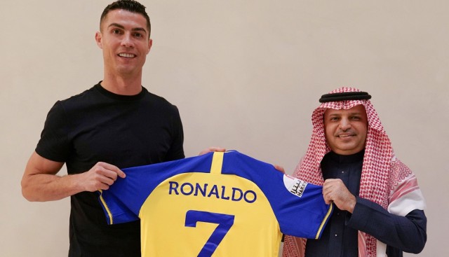 Cristiano Ronaldo prezentuje koszulkę An-Nassr Rijad ze swoim nazwiskiem i numerem 7 na plecach w obecności doradcy saudyjskiego szejka