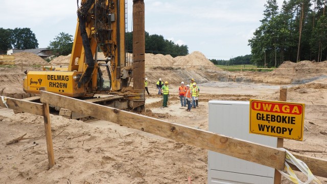 Kierowcy jadący odcinkiem z Koszalina do Karnieszewic są świadkami, że wykonawca od zapowiedzi budowy obwodnicy przeszedł do działania. Byliśmy wczoraj na placu budowy i możemy potwierdzić, że budowa ruszyła na dobre. Skala prac jest tak przemyślana, by nie paraliżowała ona obecnie wakacyjnego ruchu na drodze krajowej nr 6. - Prowadzona jest przebudowa sieci instalacji podziemnych, które kolidują z przebiegiem obwodnicy, trwa też usuwanie humusu. Ponadto prowadzone są prace przygotowujące do budowy obiektów mostowych. Budowane są także platformy do użycia ciężkiego sprzętu na budowie - mówi Mateusz Grzeszczuk, specjalista ze szczecińskiego oddziału Generalnej Dyrekcji Dróg Krajowych  i Autostrad. Na trasie przebiegu obwodnicy prowadzone są także prace rozbiórkowe oraz wycinka drzew.  Sprawy wywłaszczeniowe toczą się po myśli GDDKiA. - Nie mamy w związku z tym żadnych procesów sądowych - mówi Mateusz Grzeszczuk. Ciekawostka: koszty związane z odszkodowaniami za przejęcie nieruchomości na trasie Koszalin - Sianów to 86 mln złotych.  W koszalińskim ratuszu trwają z kolei prace dotyczące budowy węzłów drogowych, które będą stanowiły połączenie z obwodnicą. Te są przewidziane na ul. Władysława IV, Morskiej i Szczecińskiej. - Jesteśmy na etapie uzgodnień z wykonawcą m.in. w sprawie wyjazdów z placu budowy - mówi Robert Grabowski, rzecznik ratusza. - W opracowaniu jest projekt budowy drogi od wiaduktu na ul. Władysława IV aż do obwodnicy. Droga ma być dwupasmowa, ze ścieżką rowerową i nowym oświetleniem. W ramach inwestycji powstanie też droga dojazdowa do ogrodów działkowych, które pozostają, oraz do osiedla Unii Europejskiej. Budowa będzie realizowana w ramach Zintegrowanych Inwestycji Terytorialnych z dofinansowaniem unijnym. 