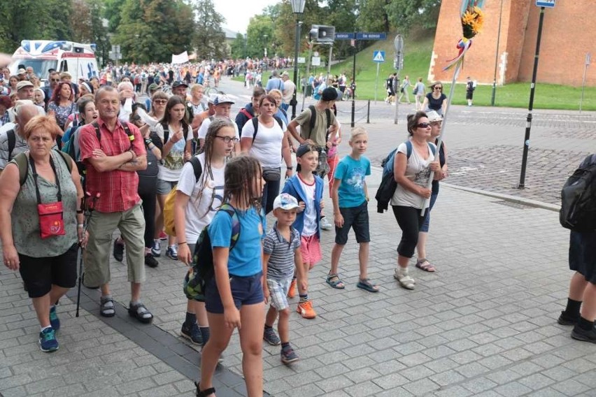 Kraków. Pielgrzymi tłumnie ruszyli na Janą Górę [ZDJĘCIA]