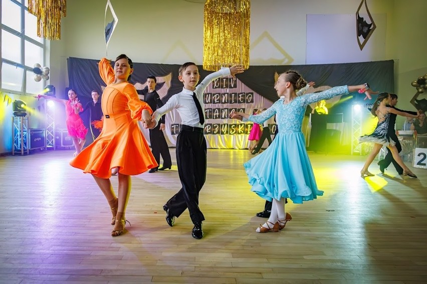 W białostockiej podstawówce odbył się turniej tańca towarzyskiego. Rywalizacje połączono z akcją charytatywną