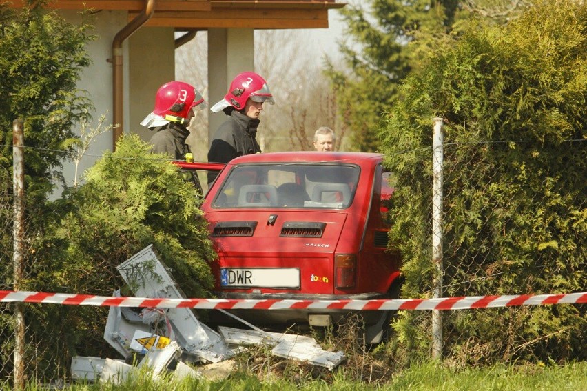 Mały fiat przeleciał przez ogrodzenie. Kierowca nie żyje (ZDJĘCIA)