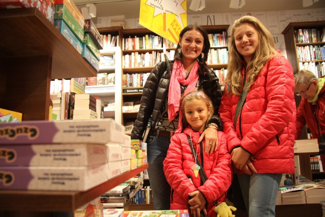 Joanna Polak skorzystała z promocji w księgarni i zaopatrzyła już swoje córki, Igę i Lilianę, w niezbędne pomoce naukowe