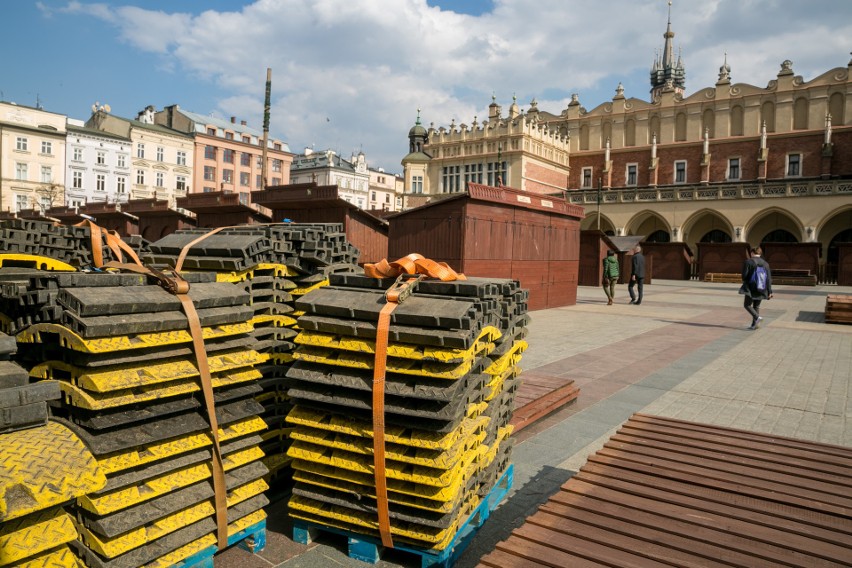 Na Rynku Głównym trwają już przygotowania do kiermaszu