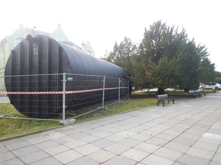 Świnoujście. Prace na Promenadzie Historycznej wrą. Wkopali już dwa wielkie zbiorniki