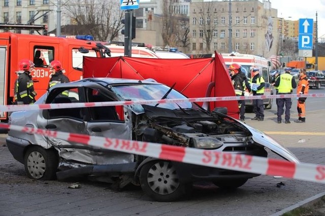 Dlaczego 46-letni kierowca fiata, który we wtorek po południu wjechał na jedno z najbardziej ruchliwych skrzyżowań w Łodzi na czerwonym świetle i doprowadził do śmiertelnego wypadku, wsiadł za kierownicę na bani i bez prawa jazdy? Dlaczego tuż po zdarzeniu nie rzucił się na pomoc swojej ciężko rannej żonie tylko zaczął uciekać? - na te pytanie nie potrafił policjantom odpowiedzieć zatrzymany pirat drogowy. Mężczyzna wkrótce usłyszy zarzuty spowodowania wypadku drogowego ze skutkiem śmiertelnym będąc w stanie nietrzeźwości, za co grozi kara do 12 lat więzienia. Na razie trzeźwieje...Czytaj więcej na następnej