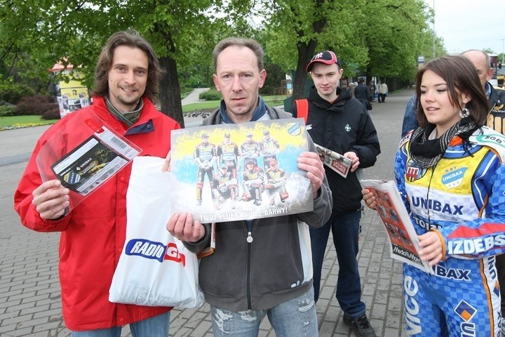 "Teraz Toruń" z darmowymi biletami na żużel i plakatem drużyny Unibaxu (zdjęcia)