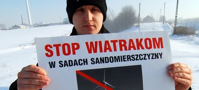 Piotr Konarski protestuje przeciwko lokalizacji wiatraków w sadach i pomiędzy domami