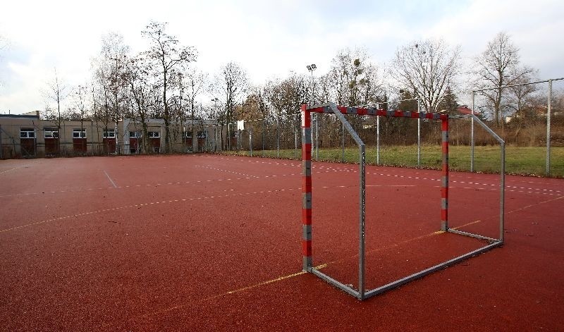 Niszczeje opuszczone boisko przy Municypalnej. Kosztowało 820 tys. zł!