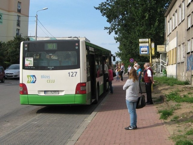 Mieszkańcy osiedla Skorupy codziennie czekają na autobus przy niezadaszonym przystanku.