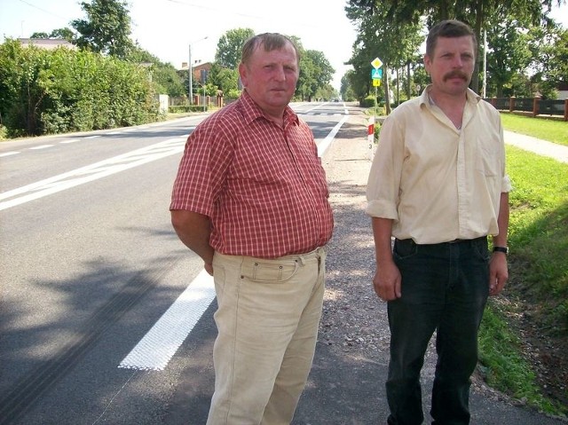 Droga numer 9 po remoncie jest dużo lepsza, ale wciąż pobocza są za wąskie. Przydałyby się tu chodniki &#8211; mówią Czesław Łukasiewicz (z lewej) i Andrzej Fijałkowski z Makowca.