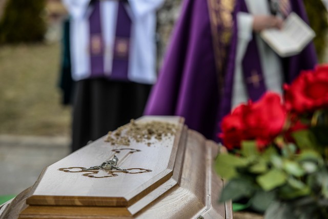 - Niech koronawirusowe niedowiarki przejdą się na jakikolwiek cmentarz. Zobaczą, ile jest nowych grobów - mówi pracownik zakładu pogrzebowego.