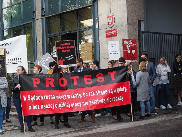 Protest pracowników sądów w Łodzi