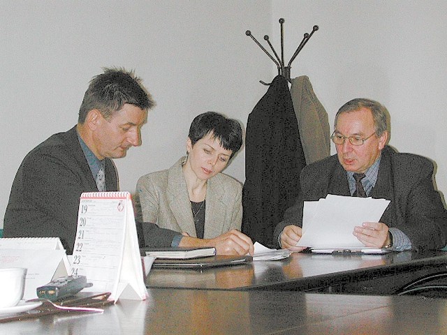 Zastępca naczelnika wydziału rozwoju gospodarczego Norbert Hober (pierwszy z lewej), naczelnik wydziału edukacji Renata Płaczek-Zielonka oraz wicestarosta Kryspin Nowak analizują projekt budżetu.