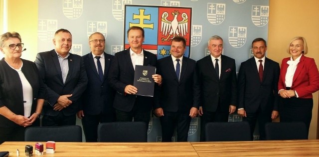 Burmistrz Wiślicy Jarosław Jaworski - czwarty z lewej, po odebraniu umowy