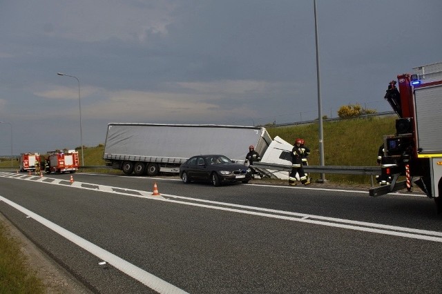 W poniedziałek (10 czerwca) doszło do niebezpiecznego zdarzenia na słupskiej obwodnicy. Nieopodal zjazdu do Kobylnicy, kierowca tira wjechał do rowu. Nikt nie ucierpiał w kolizji.