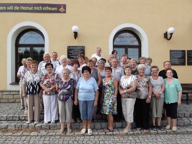 Turnusy wypoczynkowe odbywają się m.in. w Centrum im. Josepha von Eichendorffa w Łubowicach. Uczestnicy ubiegłorocznego spotkania sfotografowali się na pamiątkę wspólnego pobytu w tym miejscu.