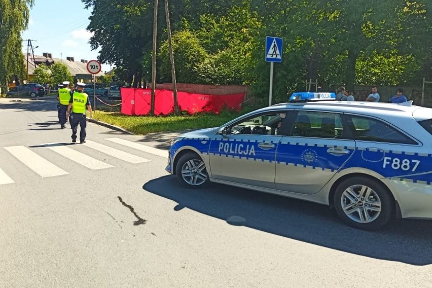 Śmiertelne potrącenie rowerzystki w Dłutowie. Mimo reanimacji kobieta zmarła