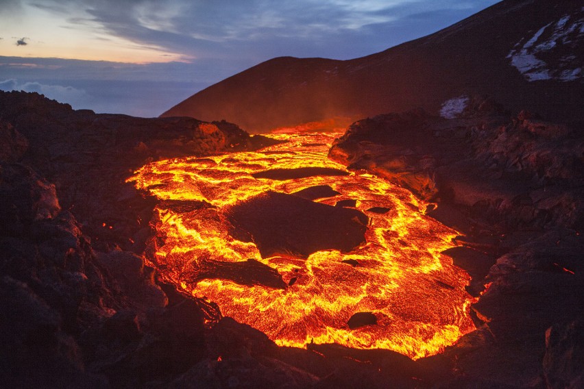 Lawa wypływająca z wulkanicznego krateru niszczy wszystko,...