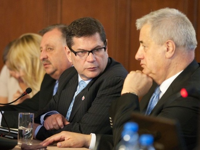 Prezydenci Słupska podczas jednej z tegorocznych sesji. W środku wiceprezydent Andrzej Kaczmarczyk,który decyzją prezydenta Macieja Kobylińskiego dostaje dodatkowe pieniądze.  