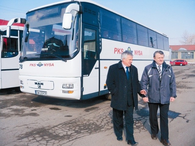 Wraz z nowym planem przewozów prezes nyskiego PKS Stanisław Arczyński (pierwszy z prawej, obok starosta Adam Fujarczuk) ma również dobre wieści - na przykład dla mieszkańców Korfantowa i okolic.