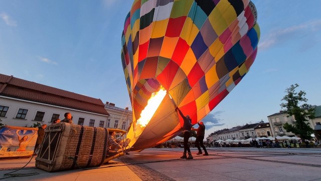 Trwa Budzenie Sienkiewki, a atrakcji w centrum Kielc nie brakuje. W sobotę 29 maja z Rynku kolejny raz wystartował ogromny balon, i trzeba przyznać, że było to niezwykłe widowisko.Zobaczcie, jak wyglądały przygotowania do startu na kolejnych slajdach>>>>